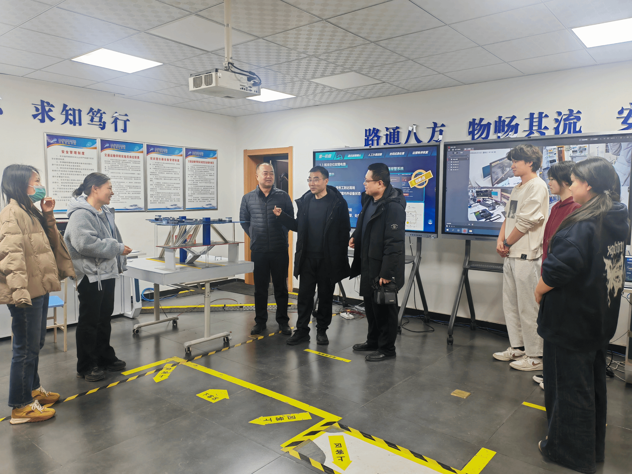 学院领导慰问自强校区备赛师生